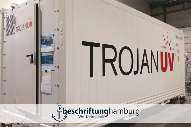 Containerbedruckung mit Aufkleber und Logo im Hamburger Hafen