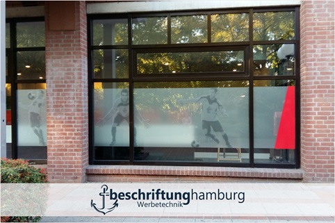 Glasscheibe mit bedruckter Klebefolie als Sichtschutz verklebt in Hamburg