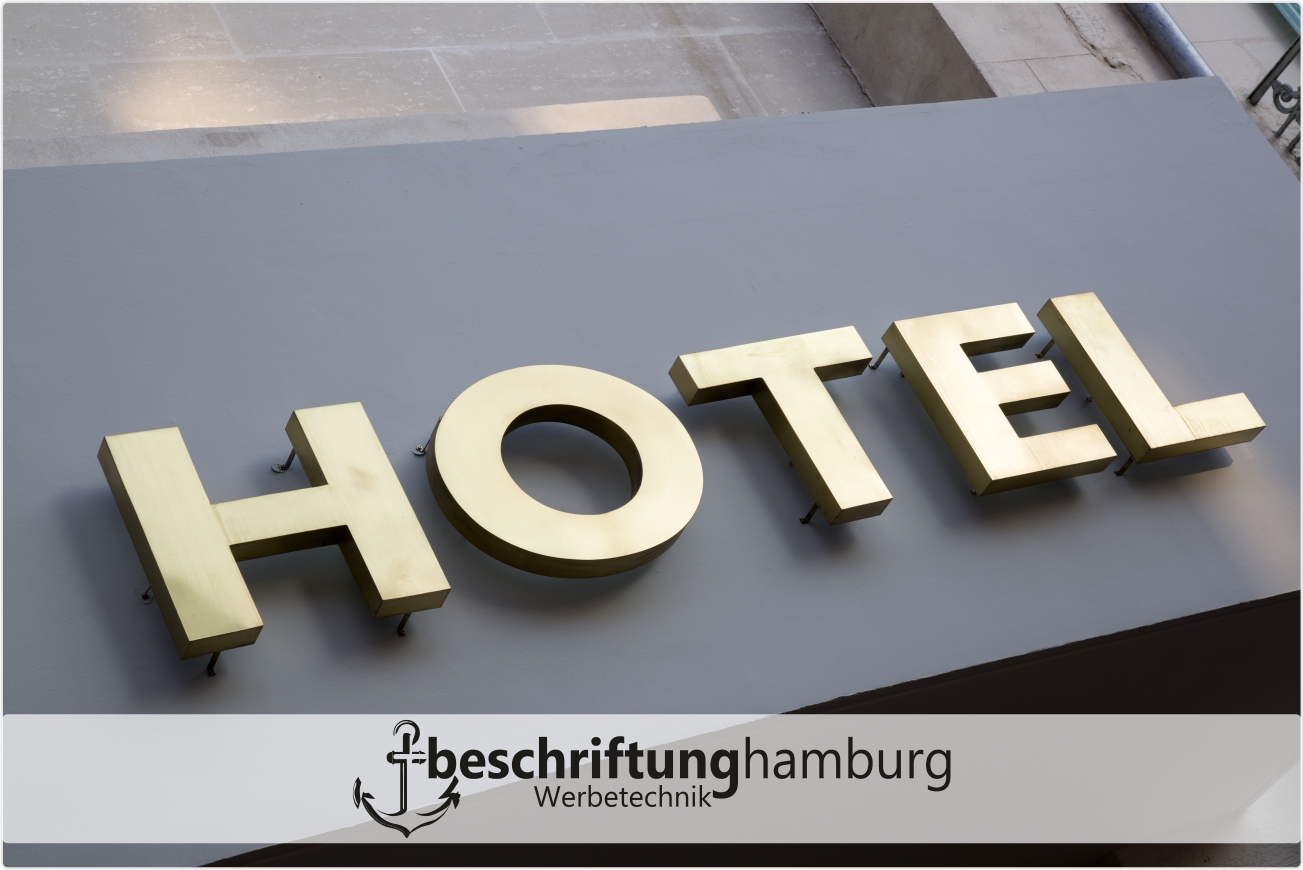 Schilder für Hotels in Hamburg mit Logo und Montage