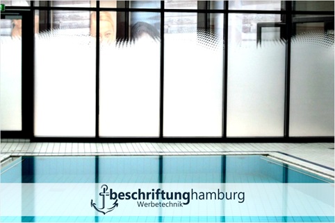 Sichtschutzfolie verkleben im Schwimmbad mit Klebefolien