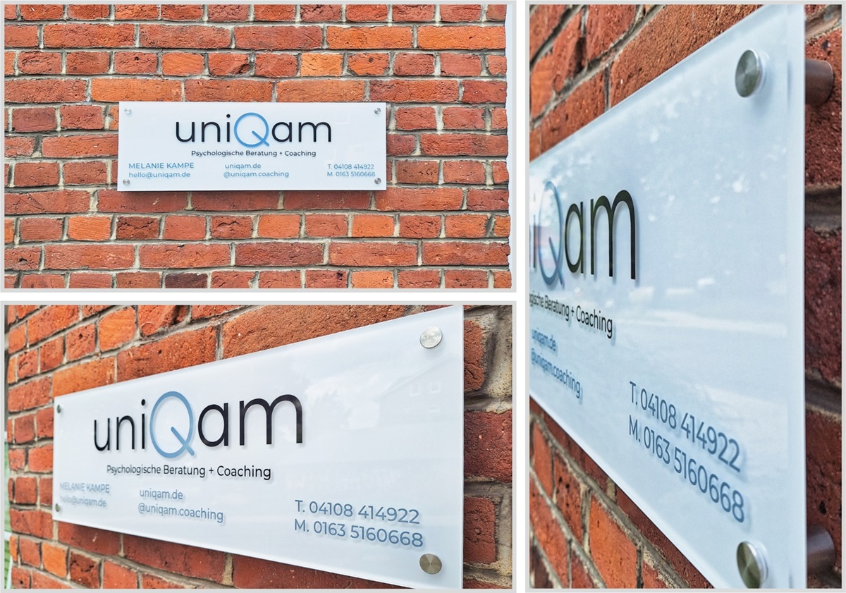 Acrylschild für Uniquam beschriftet und montiert auf Fassade in Hamburg